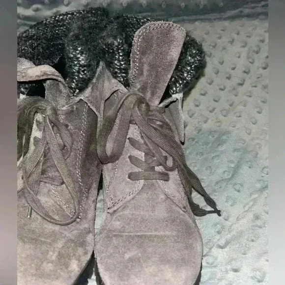 Lucky Brand Gray Suede Lace Up‎ Boots w/ Sweater Cuffs, Size 7 - Picture 5 of 7